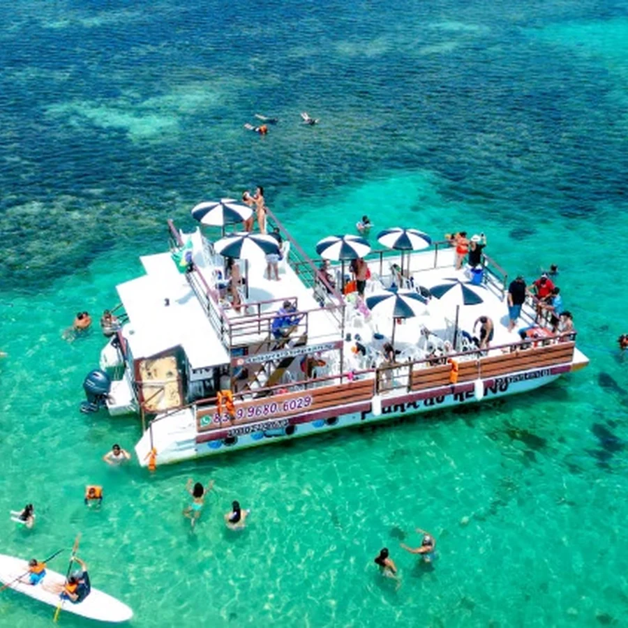 Vista aérea das Piscinas Naturais do Seixas com catamarã